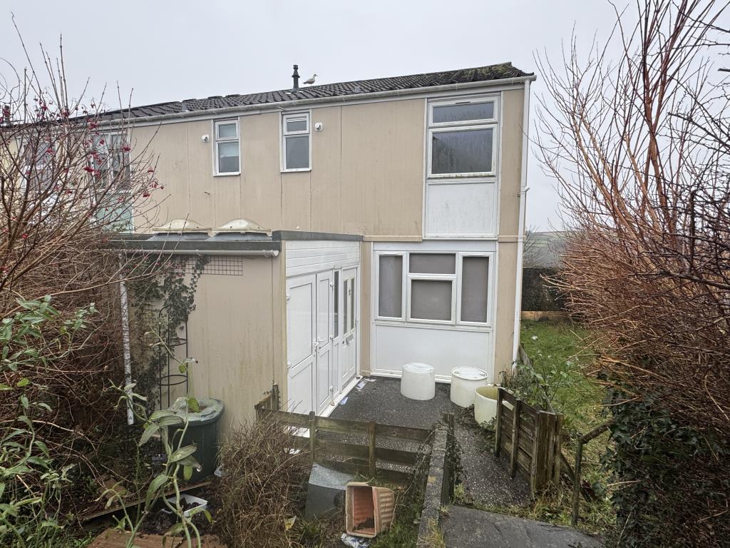 Lot: 110 - END-TERRACE HOUSE FOR IMPROVEMENT - View of the outside from the front